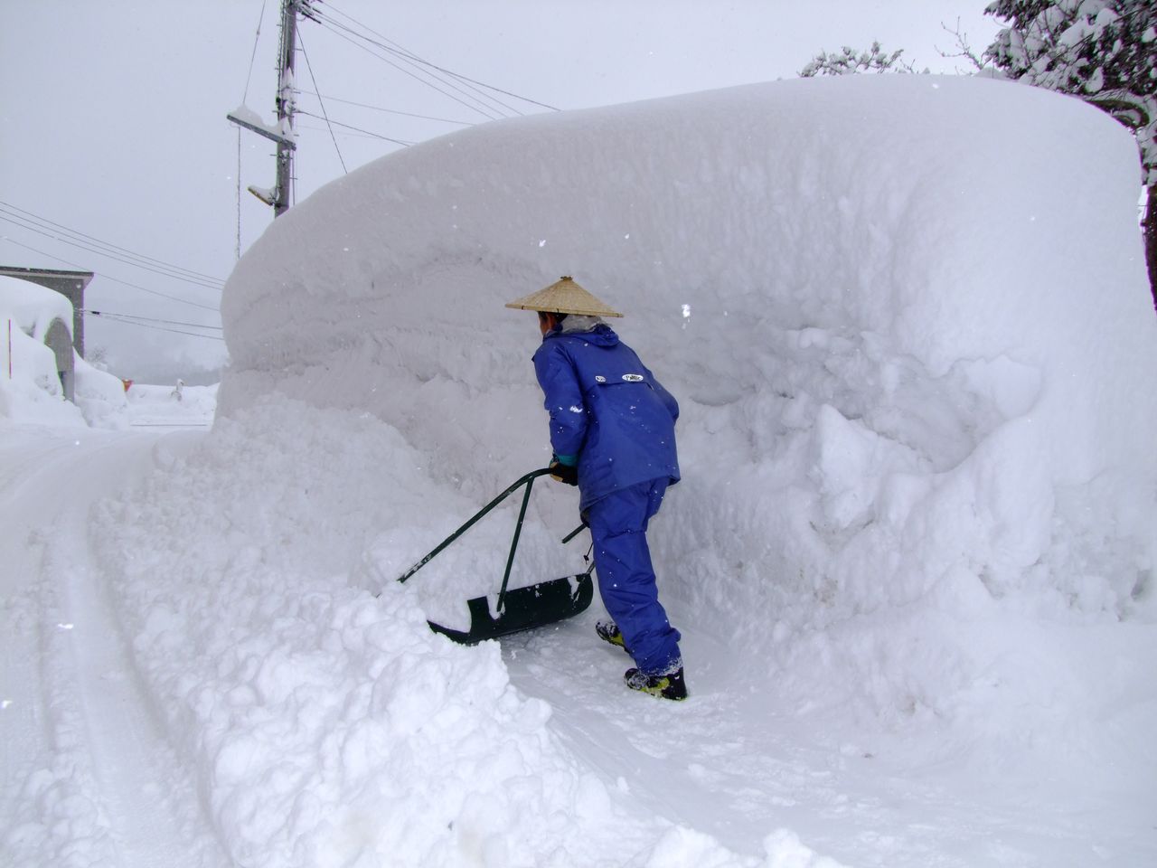 道路两侧的积雪像墙壁一样又厚又高(PIXTA)