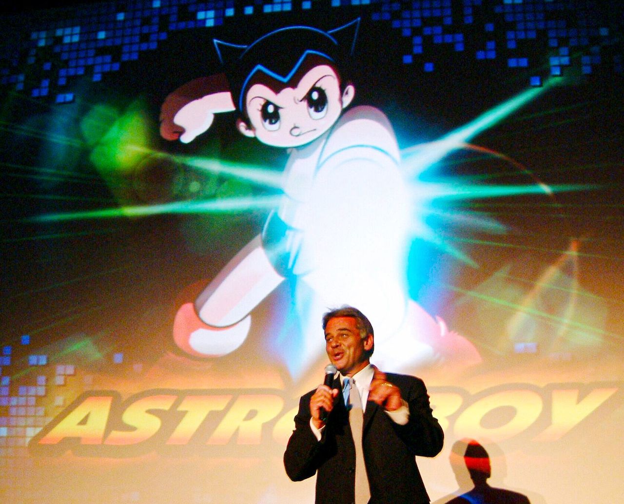 2003年,时隔40年再度登陆美国的《铁臂阿童木》(美国名《ASTRO BOY》)动画片发布会现场。其正版漫画单行本这一年才开始在美发售(图片:时事社)