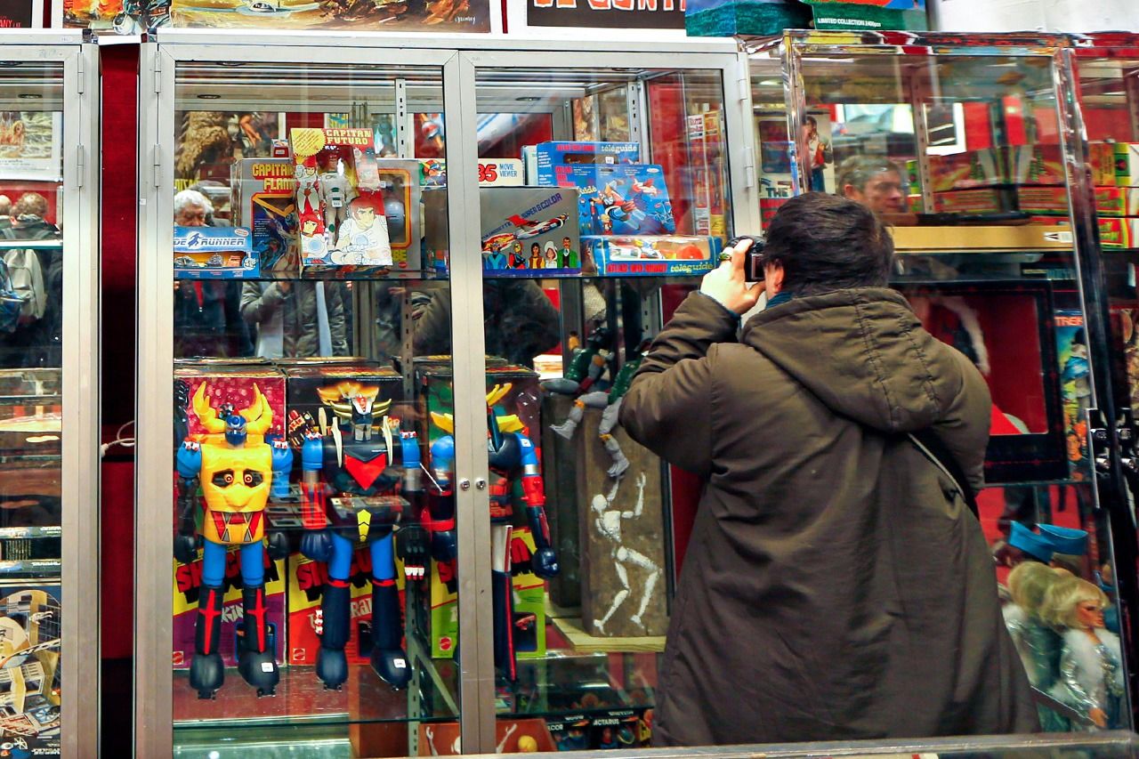 2013年巴黎拍卖会会场陈列的机器人动画片的周边玩具。1978年起以《Goldorak》的片名在法国播出的《UFO魔神古兰戴萨》周边玩具也在其中(图片:路透社/Charles Platiau)