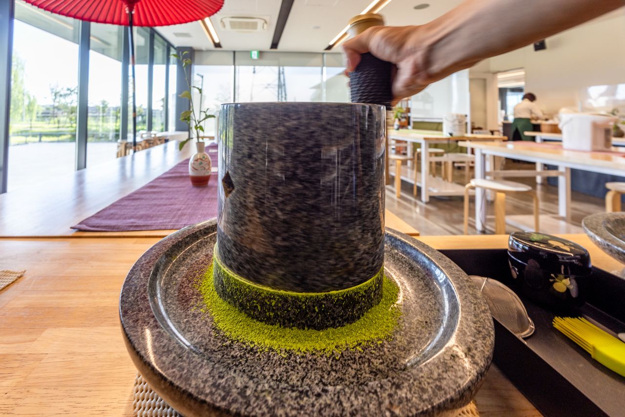 CHAZUNA提供茶臼供游客体验(图片:藤原智幸)