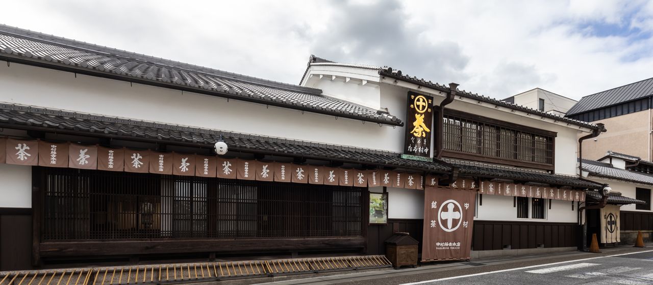 JP宇治站附近的中村藤吉本店。用作店铺的这栋建筑物曾经是茶叶批发商店(图片:藤原智幸)