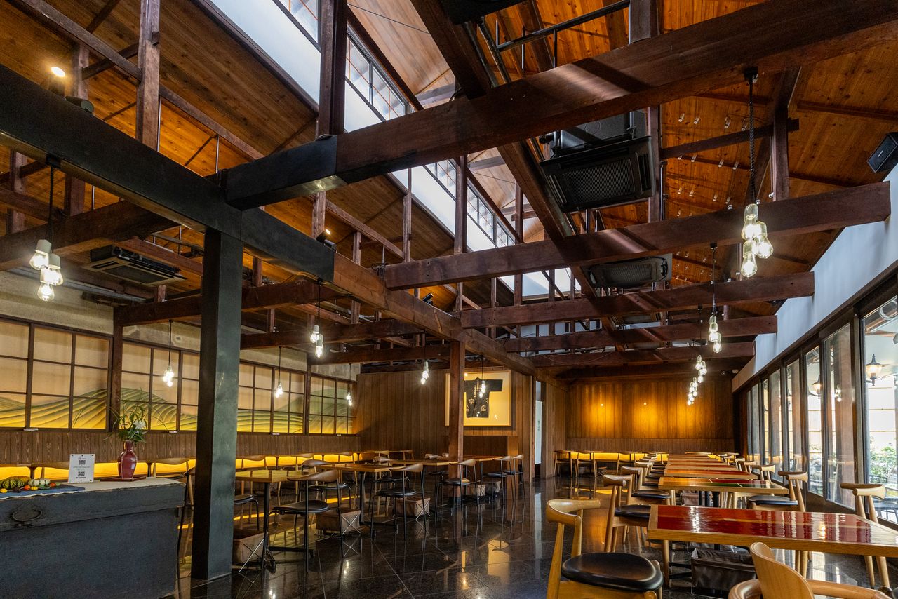 中村藤吉本店的咖啡厅利用制茶厂房改造而成。欣赏中庭的风景也是这里的特色之一(图片:藤原智幸)