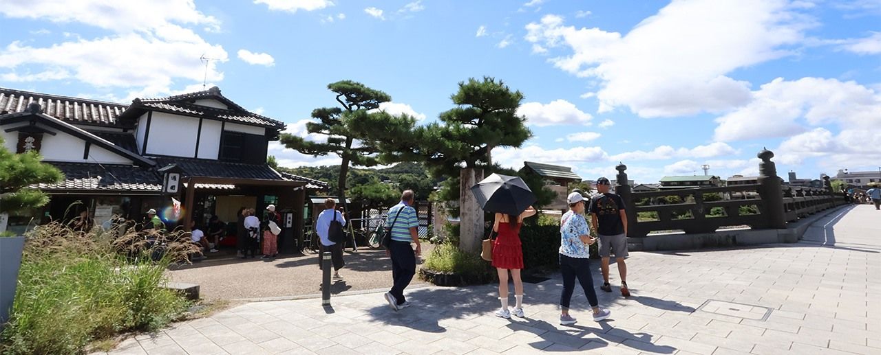 通圆茶屋自平安时代开业至今,一直守在宇治桥桥头,是现存最古老的茶屋(图片:藤原智幸)