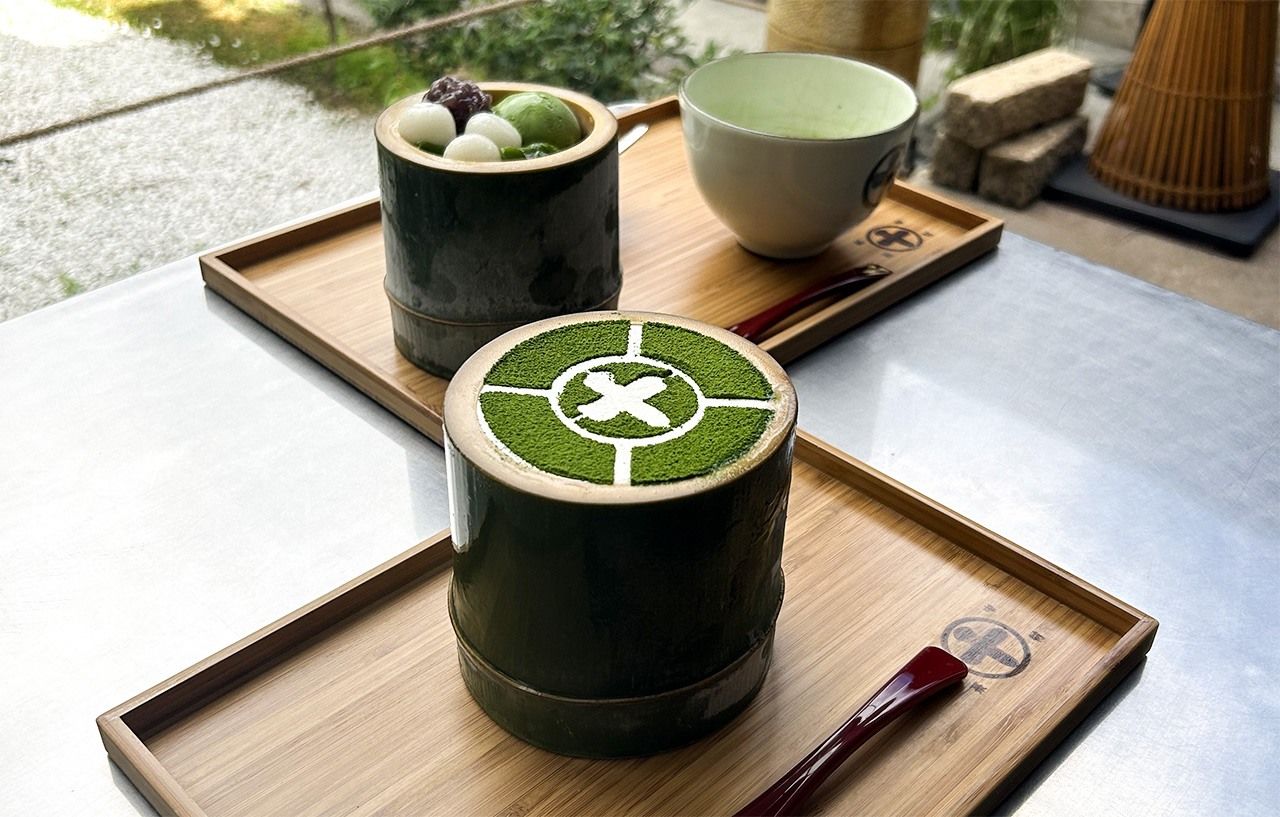 中村藤吉本店最受欢迎的“Maruto圣代”(前)和“生茶果冻”(左后)(图片:松本创一)