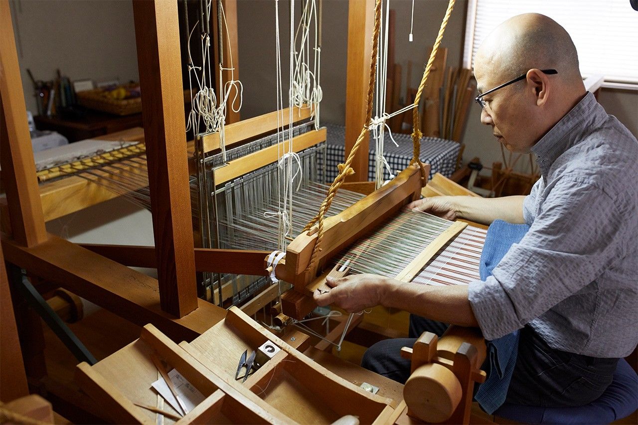 土屋正在编织(图片:川越裕介)