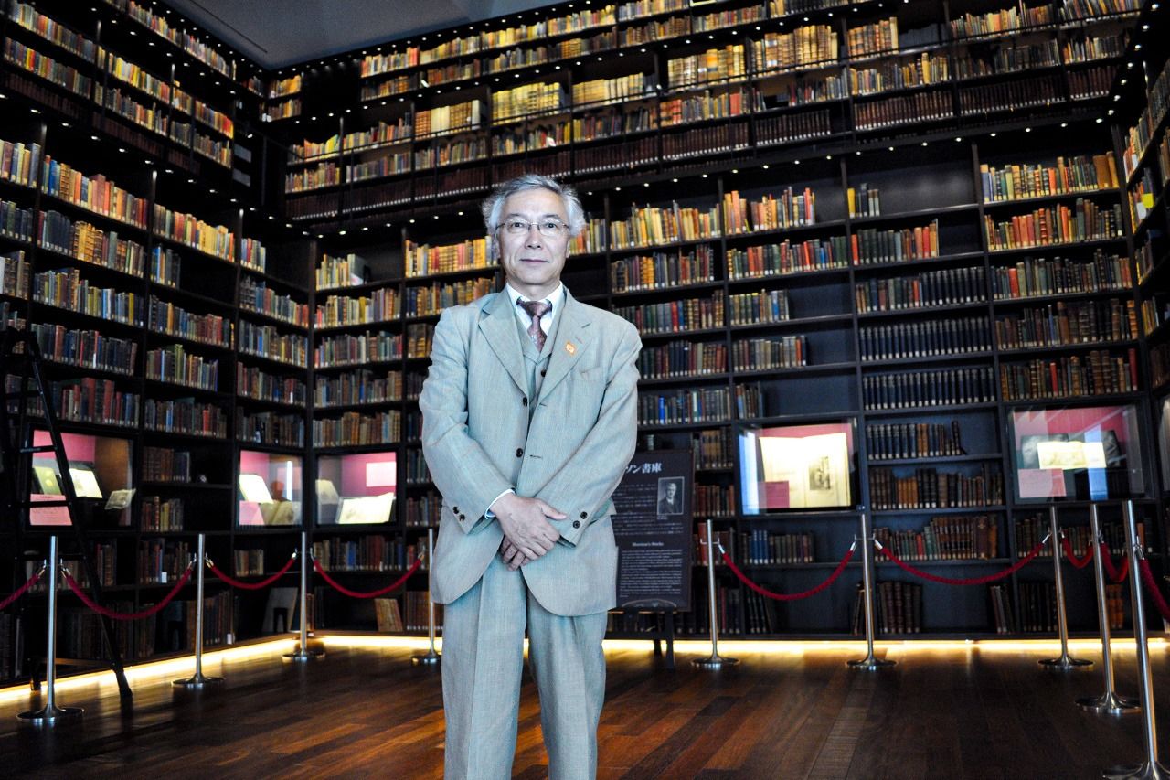 笔者在东洋文库博物馆“莫理循书库”前(2015年7月17日,东京都文京区本驹込)