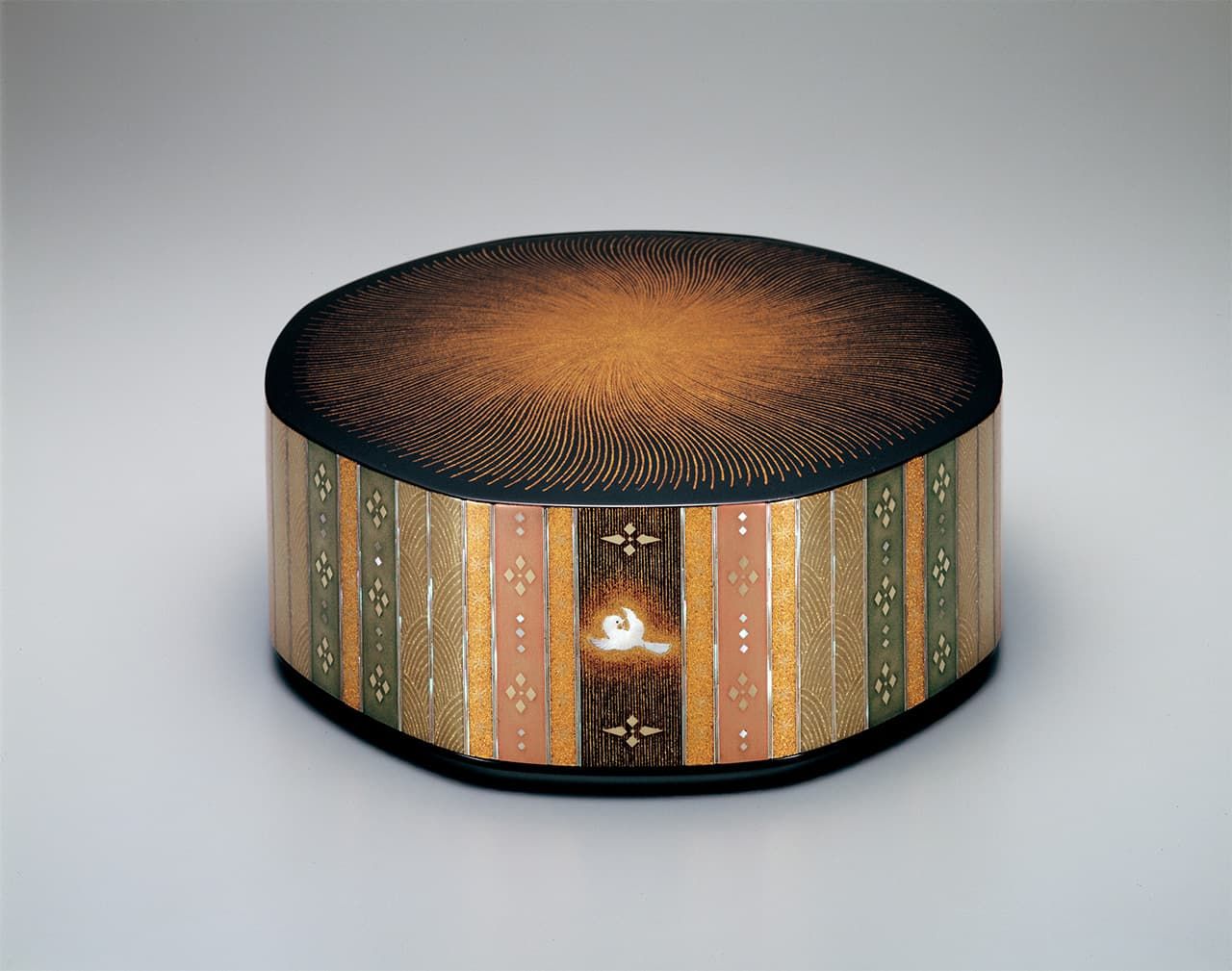 莳绘螺钿八稜箱《彩光》在第47届日本传统工艺展展出(图片:日本工艺会)