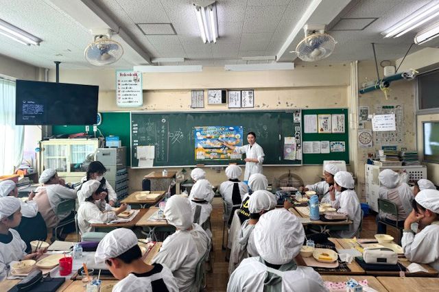 孩子们学习大米从种植到走上学校餐桌的全过程(图片:学校给食历史馆)