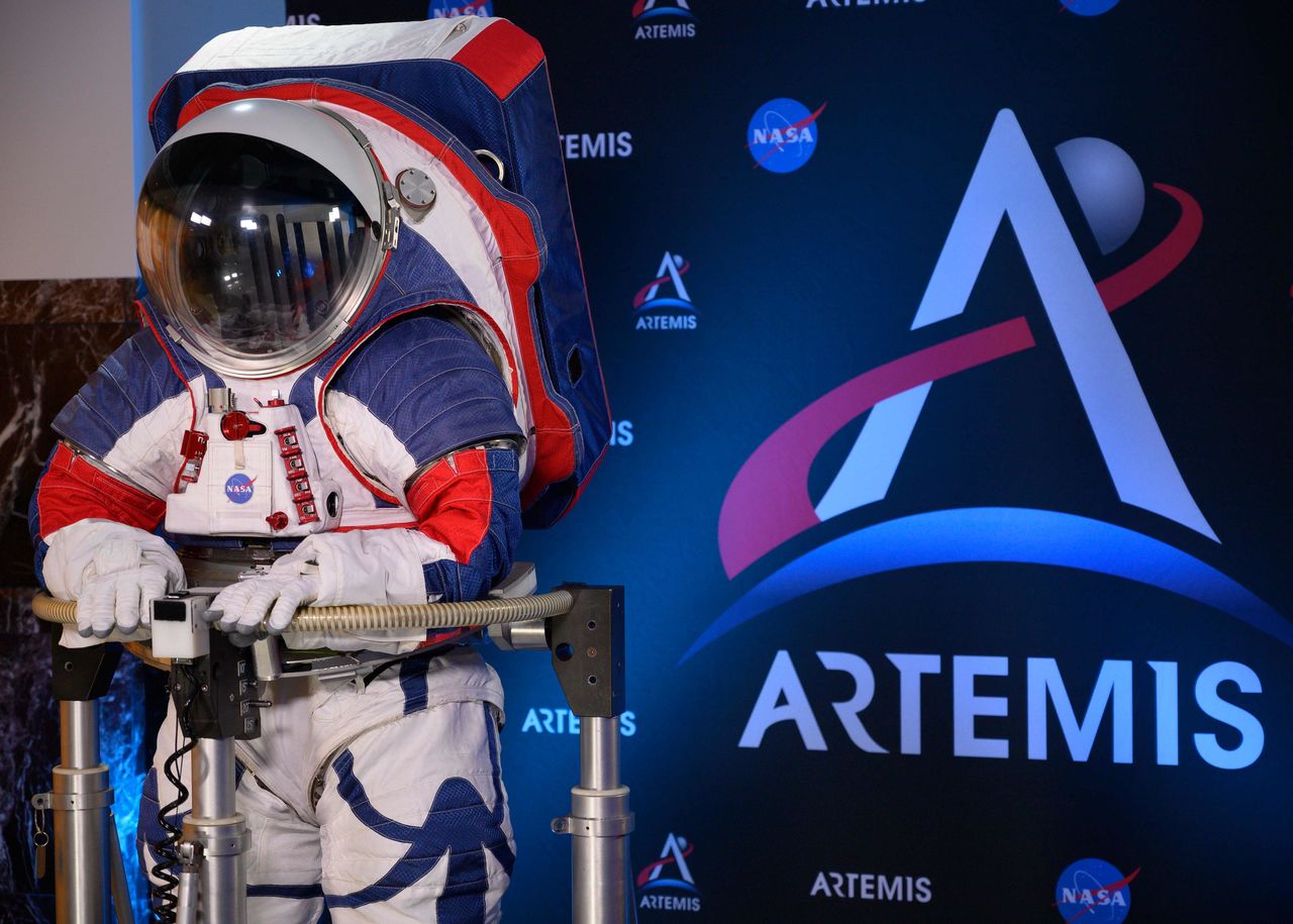 2019年10月15日，NASA公开了用于“阿尔忒弥斯计划”的全新宇航服（AFP/Aflo）