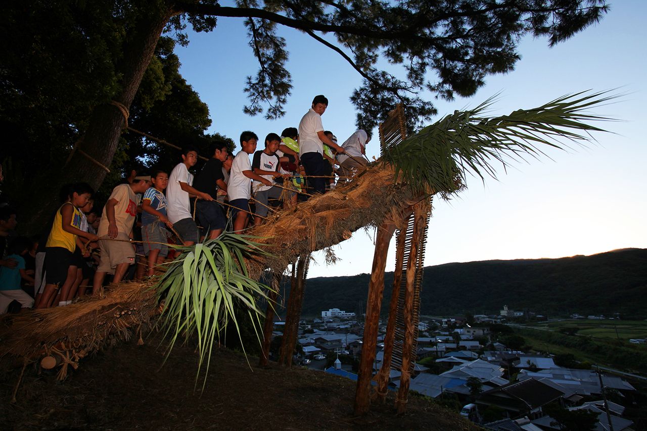 龙乡町秋名地区是奄美大岛上仍保留着少量水稻种植的地方。每年旧历八月祈求丰收的“秋名新节仪式”传承至今。其中最具特色的是黎明时分一群男子合力踩倒稻草房顶的环节