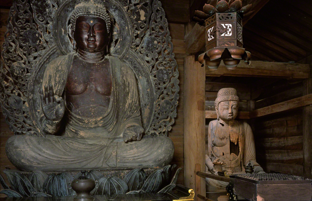 主尊阿弥陀如来坐像（左）和破损的阿弥陀如来坐像（旧像）