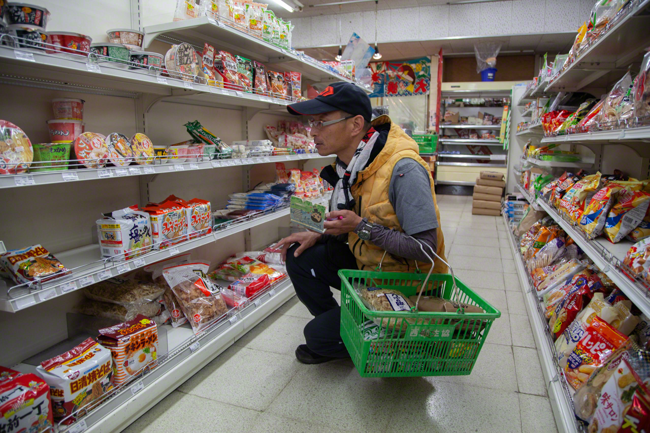 一边回想当日要走的这条路线上顾客有什么喜好，一边拣货往车上装