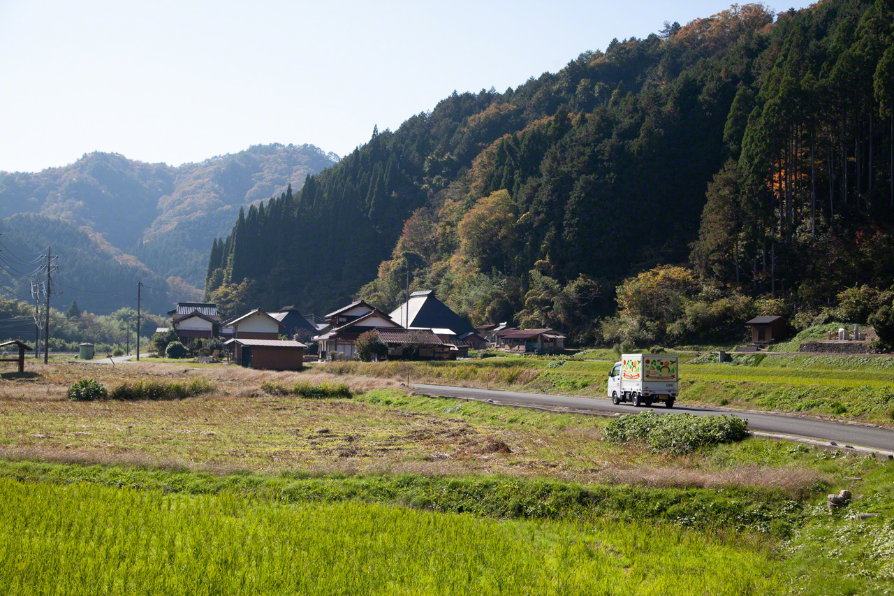 小货车一直开到小村落的尽头。到达的信号是水森kaori演唱的当地歌谣《鸟取沙丘》
