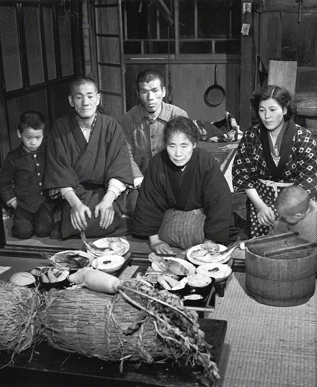 《报恩祭》。每年12月4日至5日前后,石川县能登町波并地区的民众为感恩一年收成,将稻米装袋供奉,举家宴请“稻神”。虽不见神明形貌,人们却如同神明亲临般以虔敬之心相待(摄于1954年)