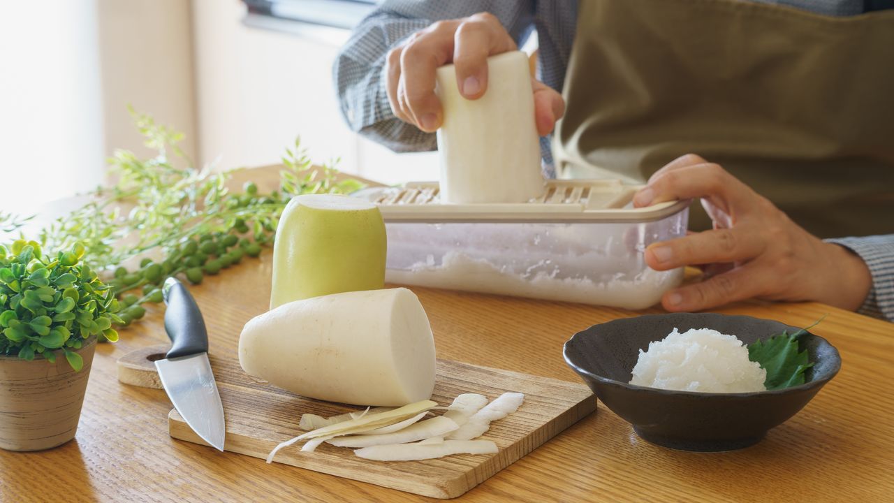 用磨泥器将萝卜磨成泥状