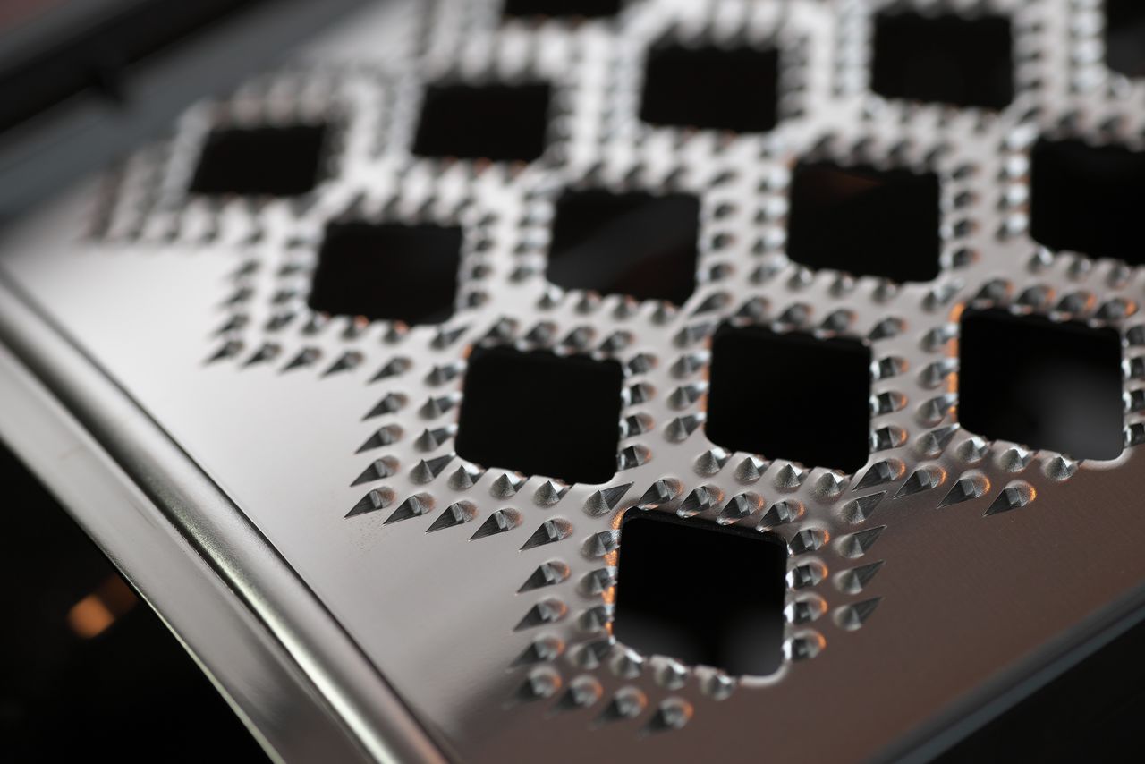 尖利的锋刃将萝卜磨成柔软蓬松的泥状