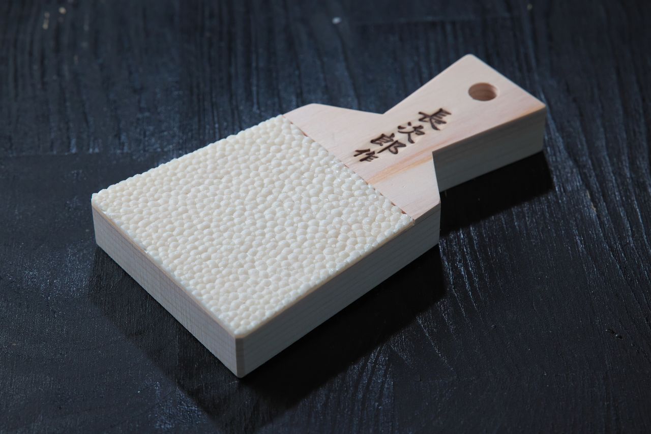 利用鲨鱼皮细密纹理磨制山葵的“鲨鱼皮磨泥板”