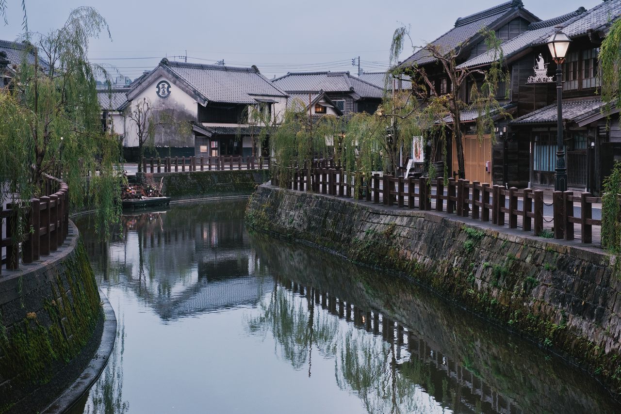 暮色渐浓的小野川畔街景