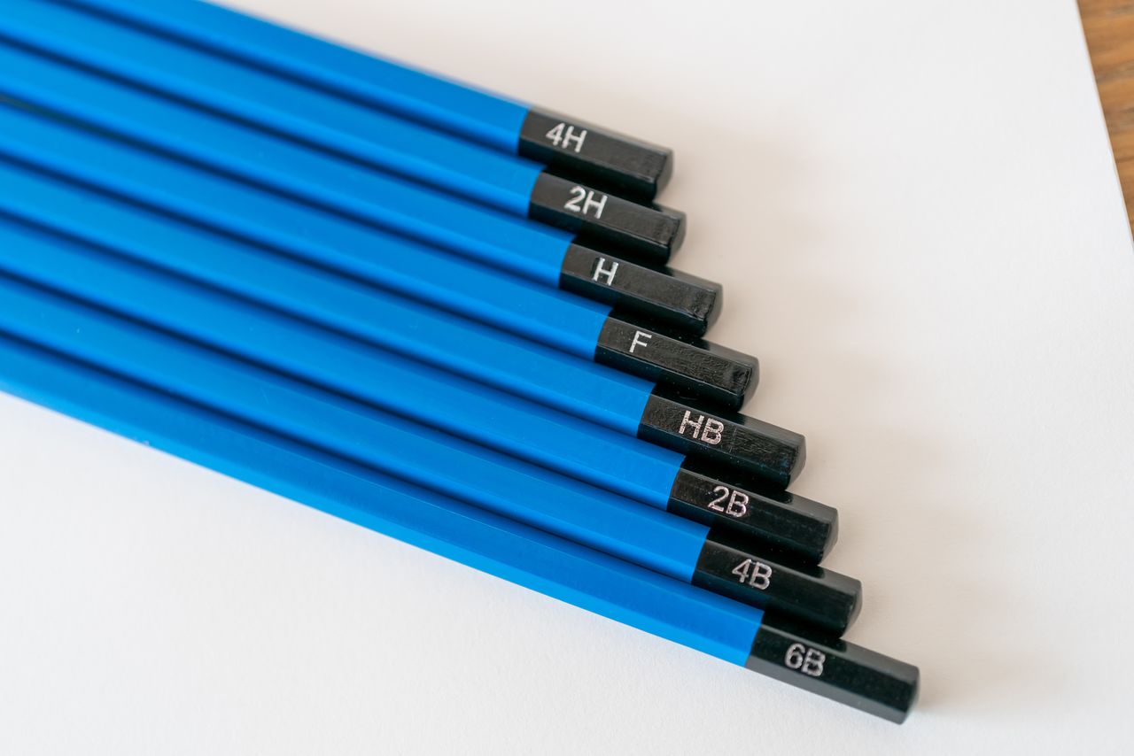 对于写字力道较轻的低年级学生,通常建议使用“B”或“2B”铅笔(PIXTA)