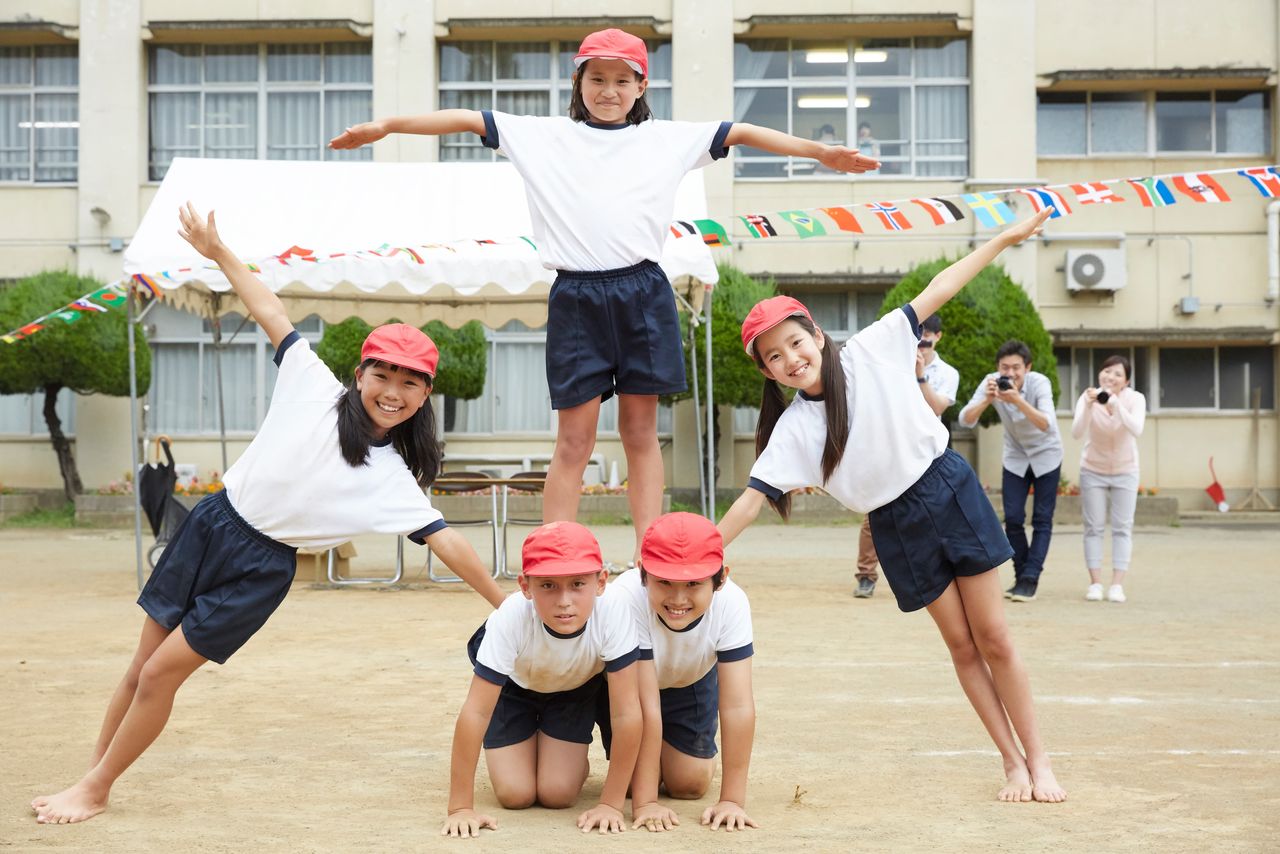 学生在运动会上头戴体育帽,身穿体育服(PIXTA)