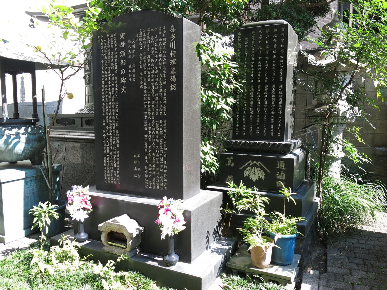 正法寺内的茑重显彰碑(PIXTA)