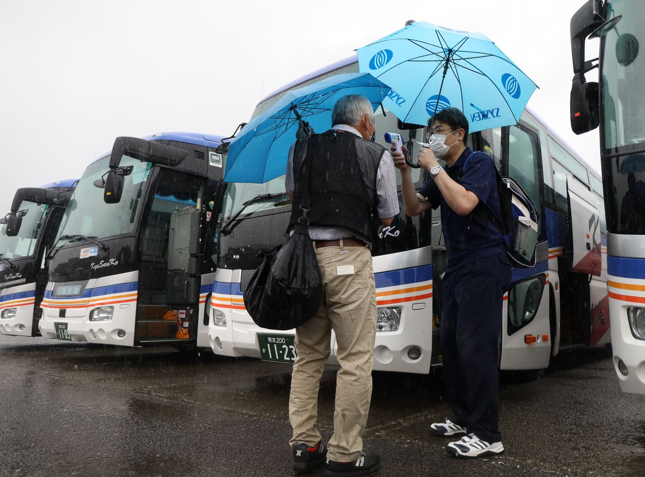 人吉市居民在乘坐巴士前往熊本市前接受体温检测，2020年9月6日，熊本县人吉市（时事社）