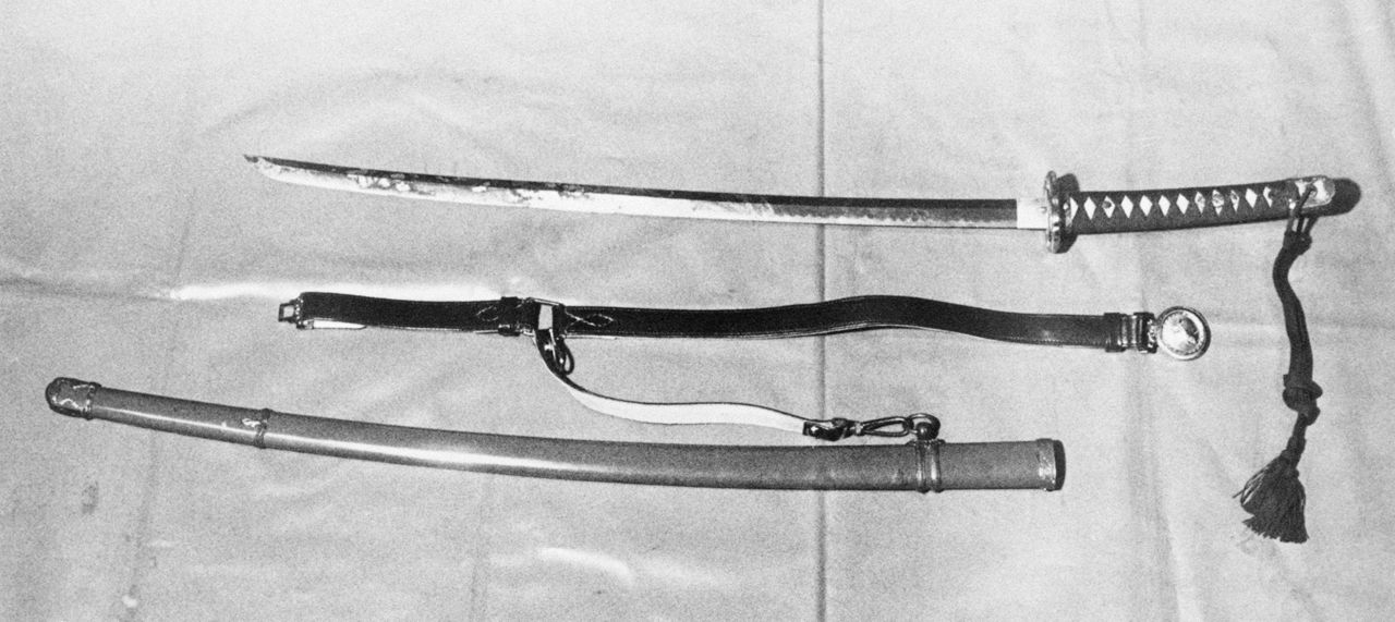 三岛由纪夫自杀时使用，后被没收的日本刀（上）与刀鞘（时事社）