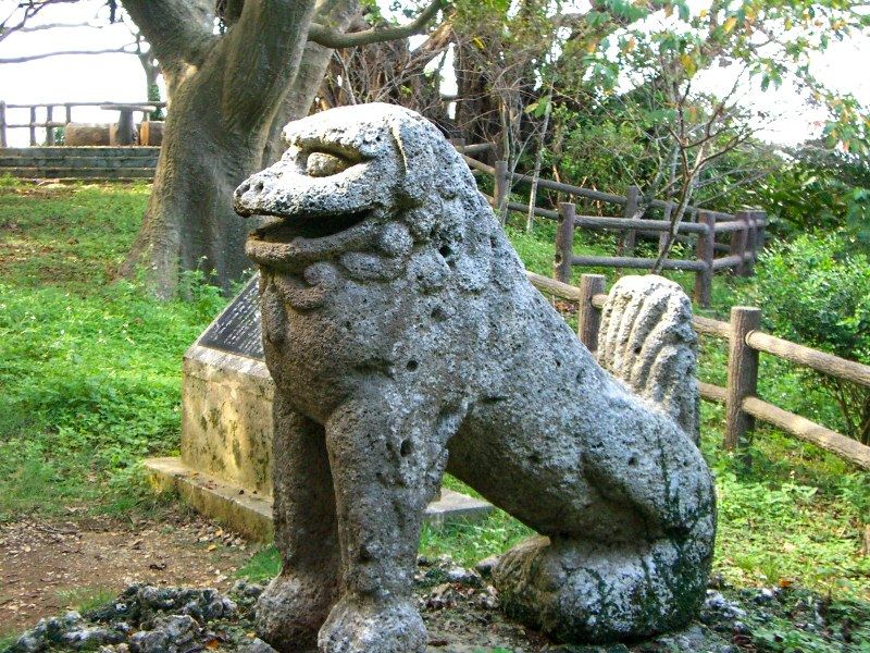 石狮子像。作为聚落守护神，近世时代普及于琉球各地。置于屋顶瓦片上的石狮子像也在进入明治时期后登场（照片由笔者拍摄）