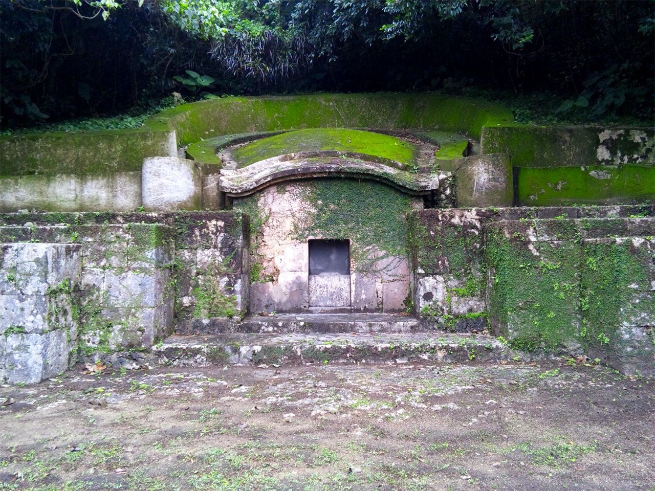 龟甲墓。17世纪后半出现的坟墓形式。一般认为是从中国福建传来。此非个人坟墓，而是家族共同的坟墓（照片由笔者拍摄）