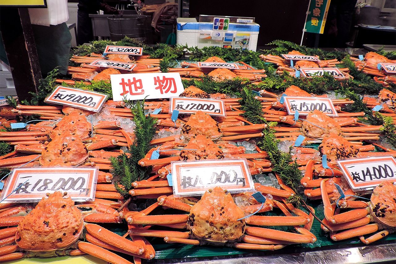 石川县金泽市近江町市场内的鱼店。从11月到第二年3月的螃蟹季，“加能蟹”在县内的渔港卸船，现场热闹非凡