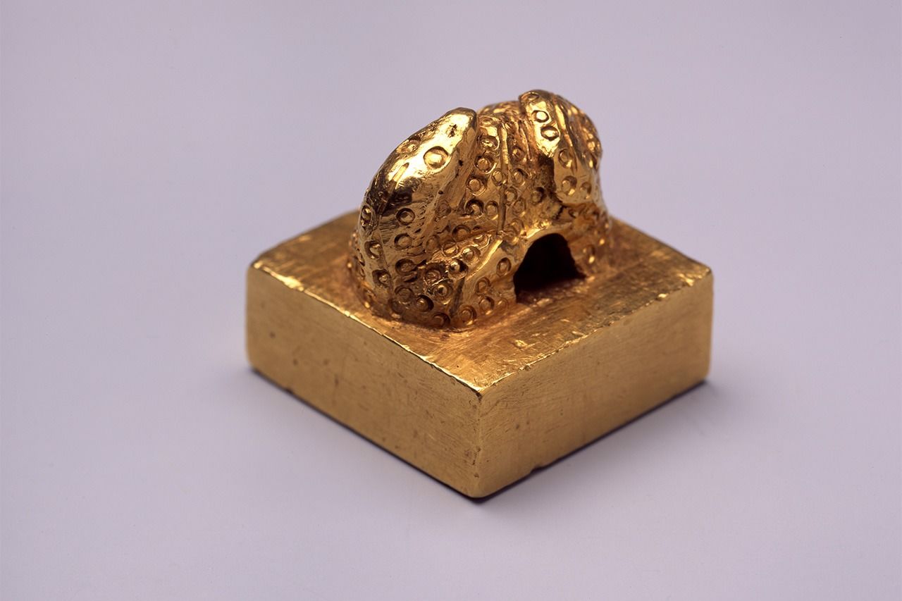 1784年在志贺岛(福冈市东区)发现的国宝“汉委奴国王”金印（福冈市博物馆藏）