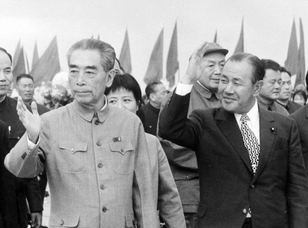 1972年9月，日本首相田中角荣（右）与中国总理周恩来（左）在上海机场向送行的人们挥手（共同社）