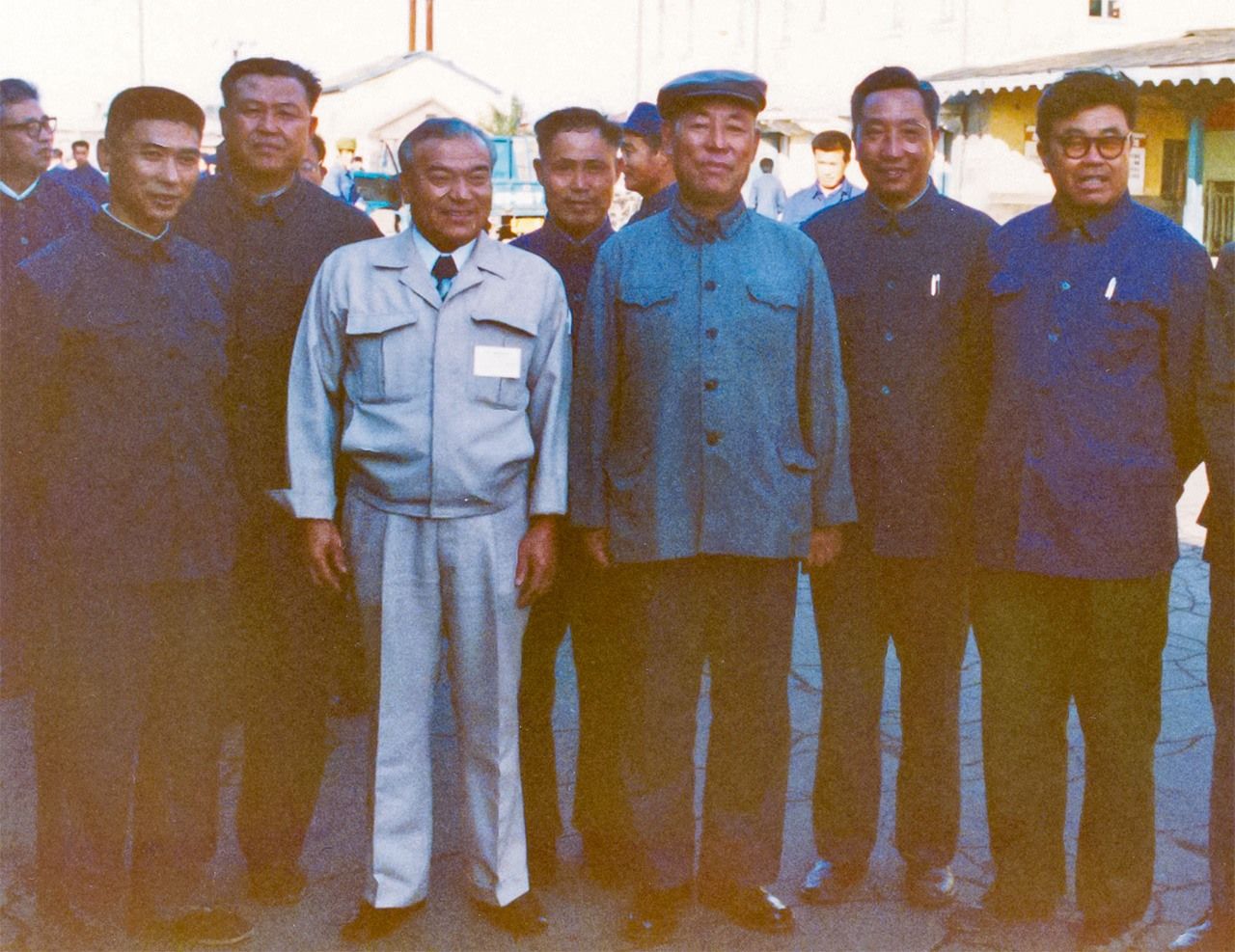 1979年9月，作为基本建设考察团团长穿越三江平原回到哈尔滨市的佐野藤三郎（前排左二）（照片提供：中山辉也）