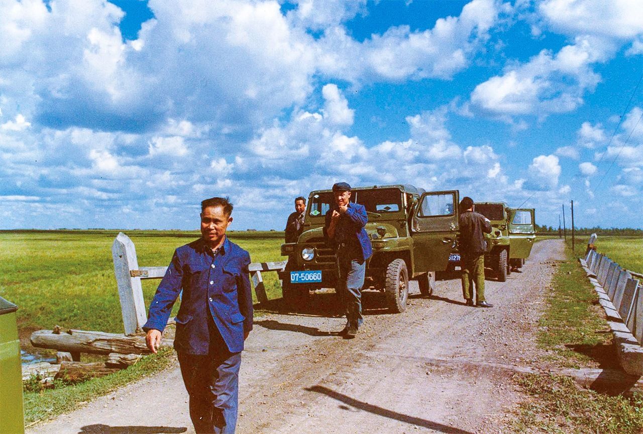 三江平原农业开发基本建设考察团，一路乘坐北京吉普，每天行驶300公里以上，1979年9月，三江平原 （图片：中山辉也）