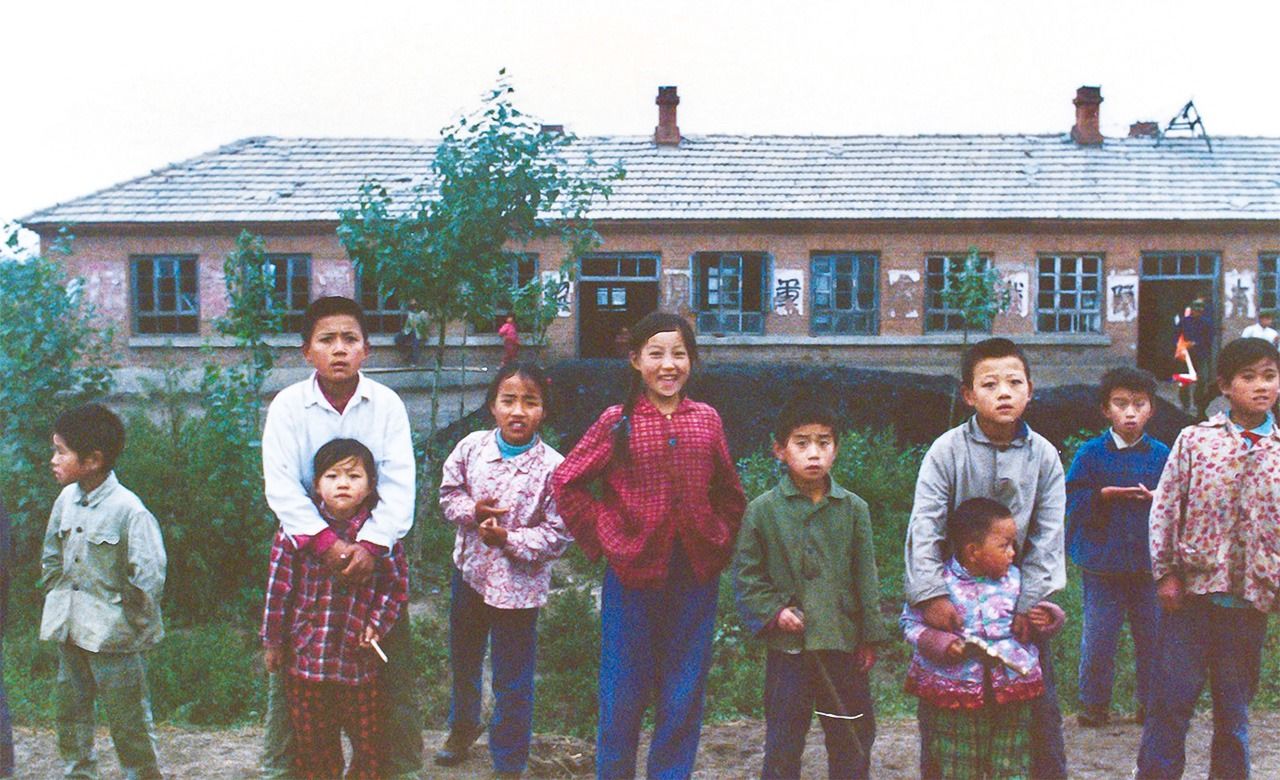 国营农场的孩子们。背后是烧结砖瓦住房，1979年9月，三江平原（图片：中山辉也）
