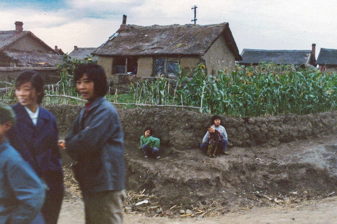 人民公社的居民。他们住的是晒泥砖房，1979年9月，三江平原 （图片：中山辉也）