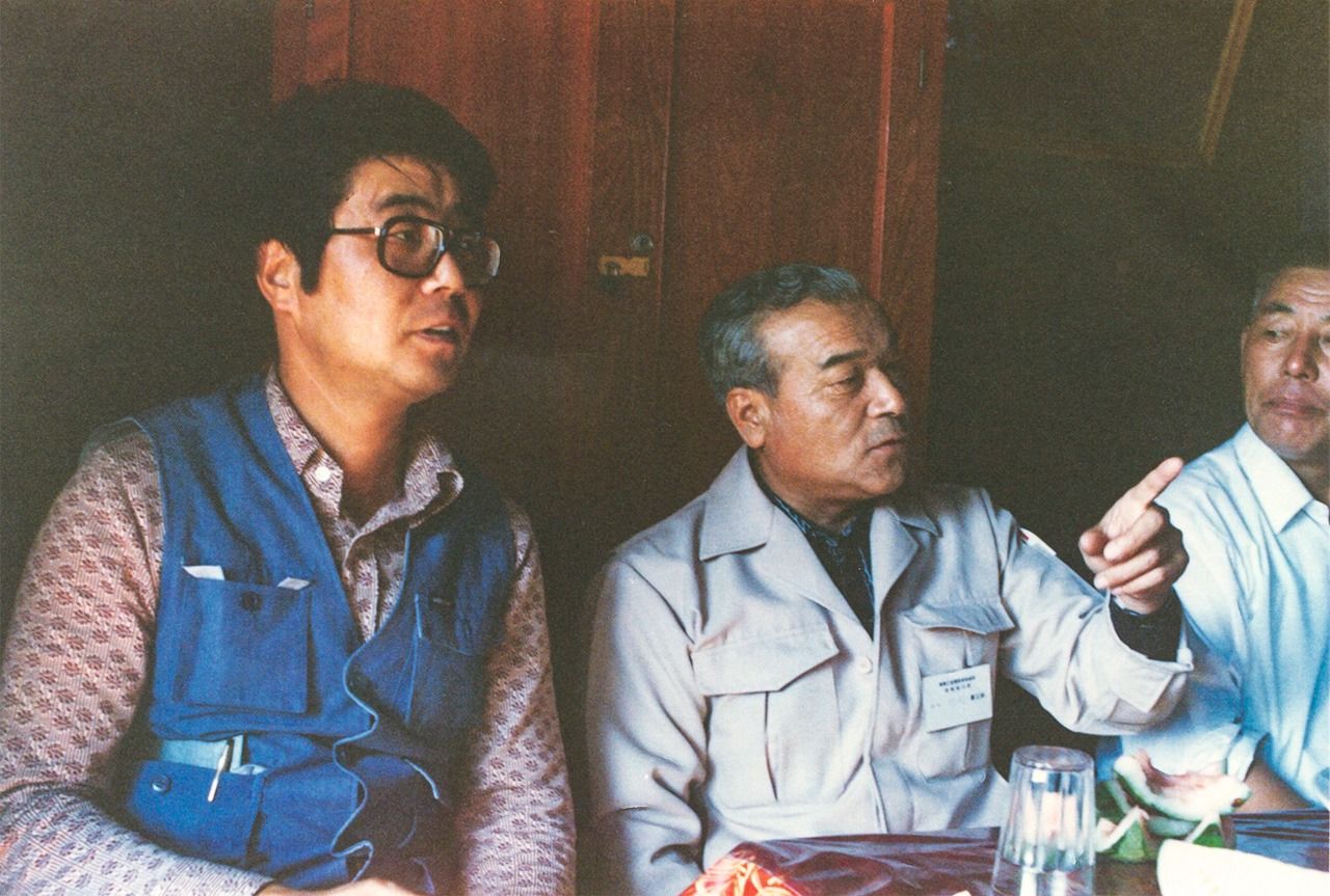 踏上漫长归途的佐野（中间）与中山（左）在火车上闲谈，1979年9月，黑龙江省（图片：中山辉也）