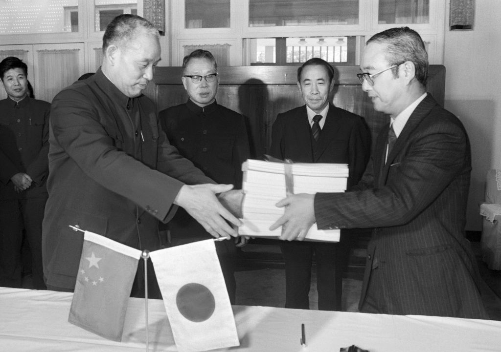 1984年3月27日，在北京，农林水产省建设部长须藤良太郎（右）向中国农业工程设计院张副院长（左）递交三江平原开发调查报告书（共同社）