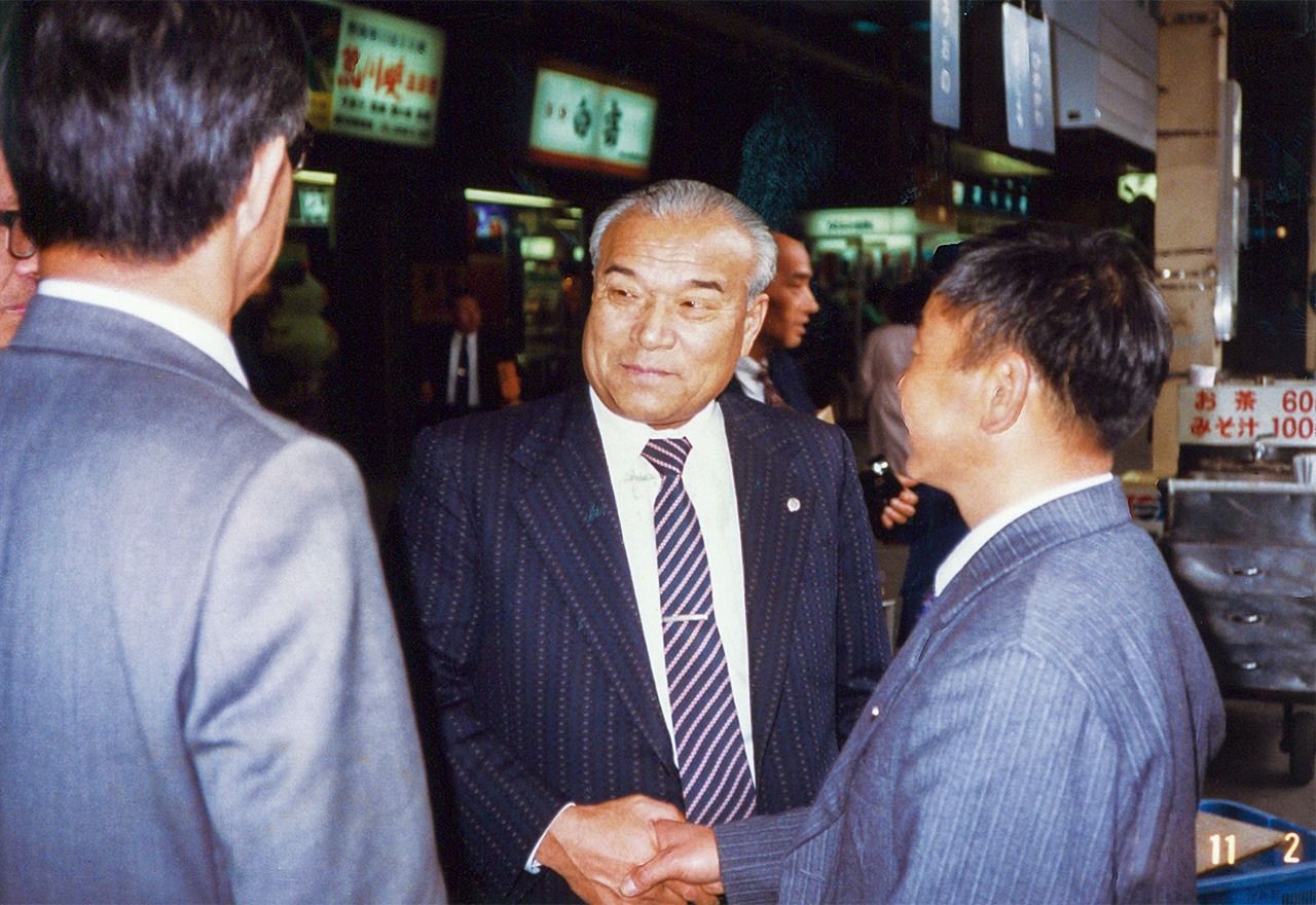 1982年11月，佐野藤三郎（中）迎接JICA先遣调查团的成员回国（图片提供：中山辉也）
