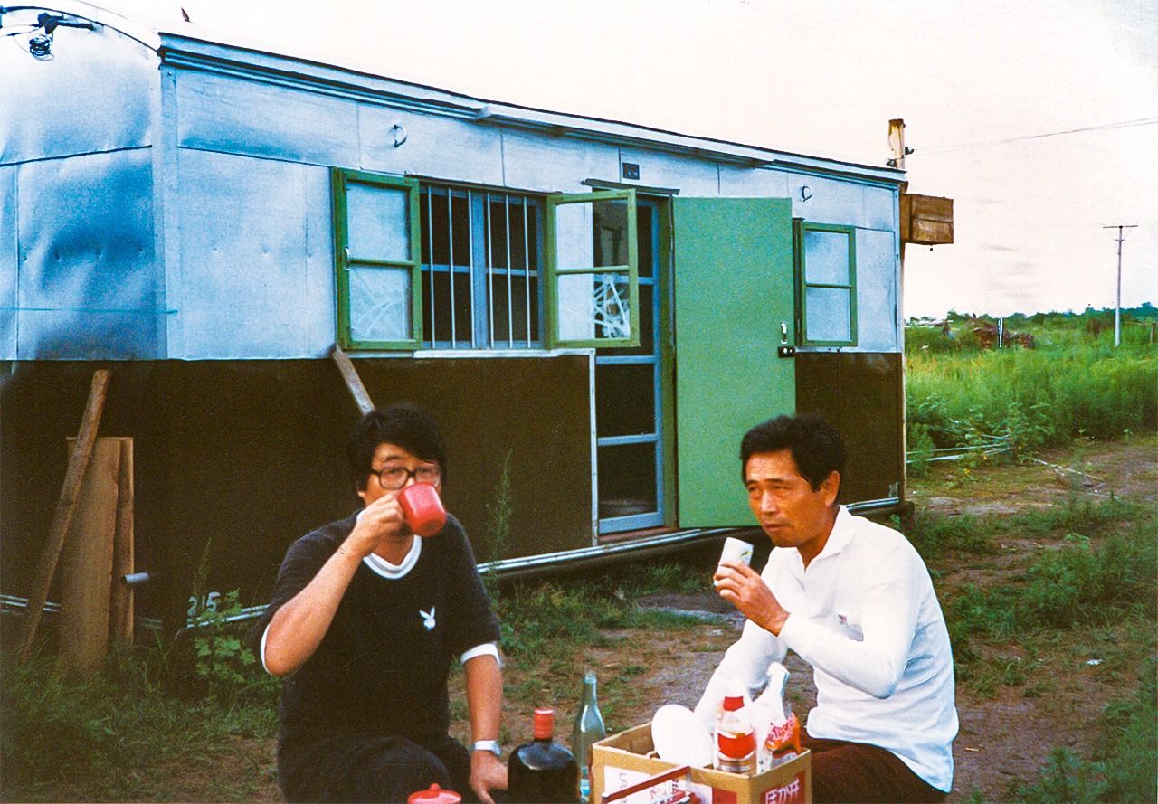 当时住在拖车移动板房里的中山（左）（1982年8月，三江平原，图片：中山辉也）