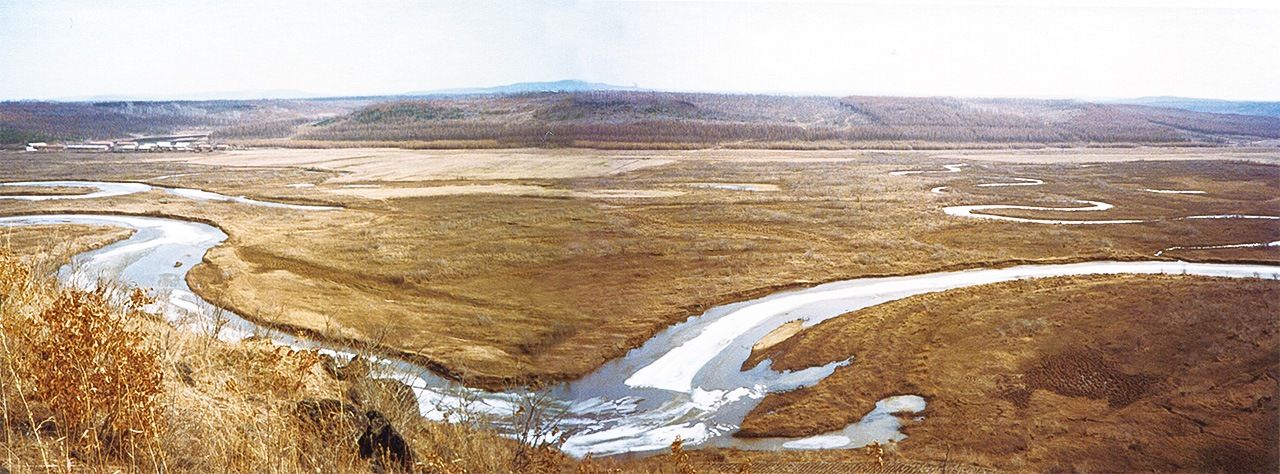 处于封冻状态的龙头桥水库坝址候选地的下游地区（1982年4月，三江平原，图片：中山辉也）