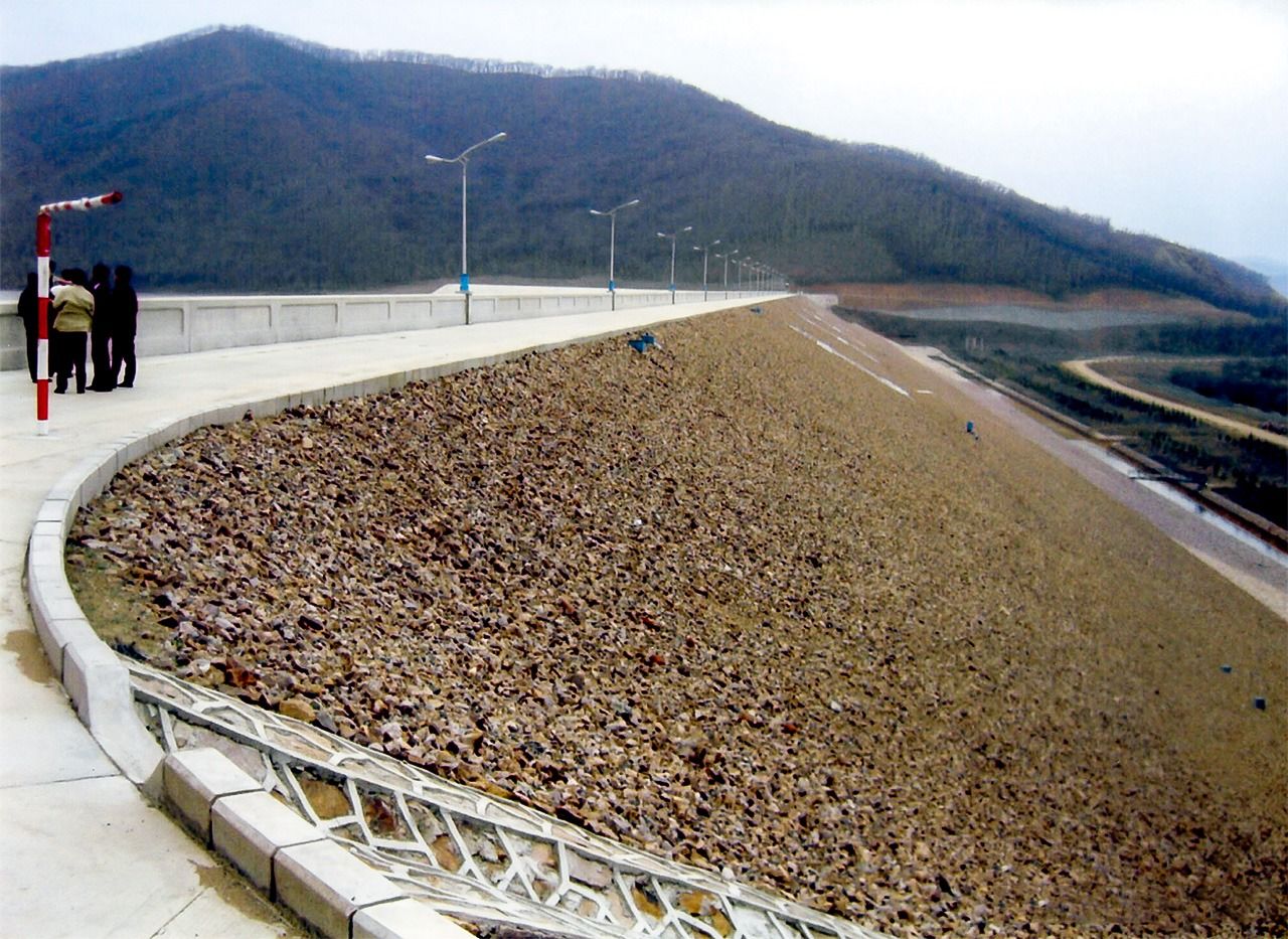 建成后的龙头桥水库（2006年5月，三江平原，图片：中山辉也）