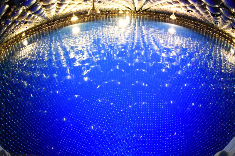 超级神冈的水箱，2018年改建时，蓄水41米深的水箱排出约4米蓄水后的情景（提供：东京大学宇宙线研究所 神冈宇宙素粒子研究设施）