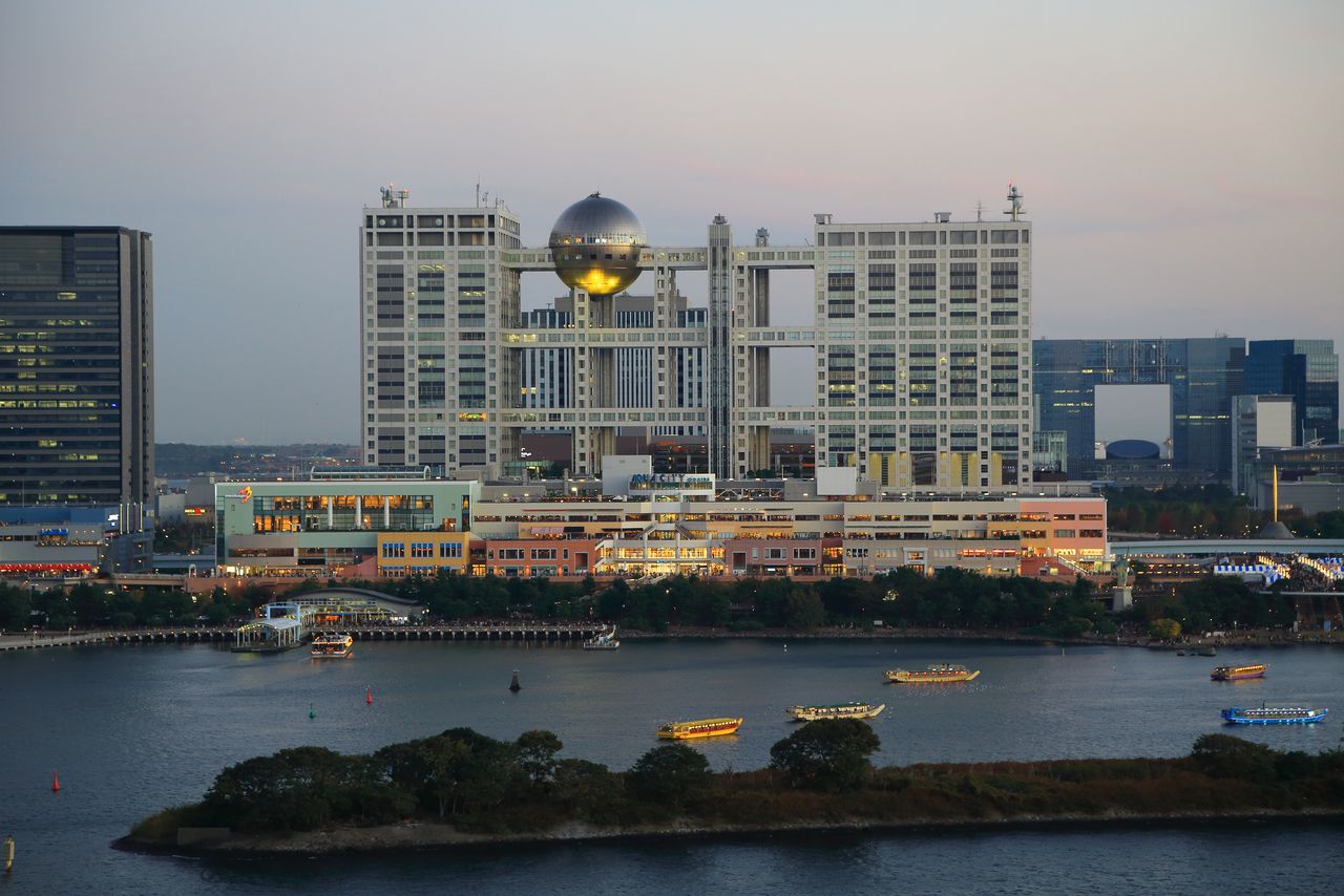 位于东京都港区台场的富士电视台总部大楼，作为对国际金融城市新加坡有强烈共鸣的丹下健三晚年着手设计的湾岸开发项目的一环而建成。1996年竣工（PIXTA）