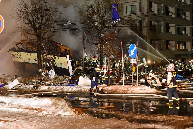 消防队员在爆炸现场采取救援行动（2018年12月16日晚上9点半于札幌市丰平区平岸，时事社）