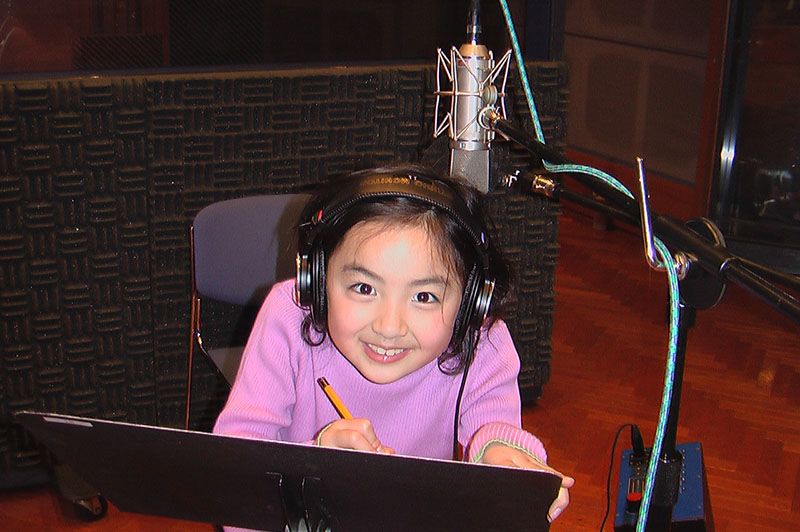 2007年，8岁的铃木在录音棚里（图片提供：杉本一家）