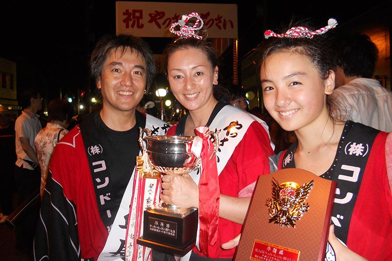 2010年，在木更津港节“亚沙摩沙舞蹈大会”上，当时11岁的铃木和家人一起演唱并获得银奖（图片提供：杉本一家）