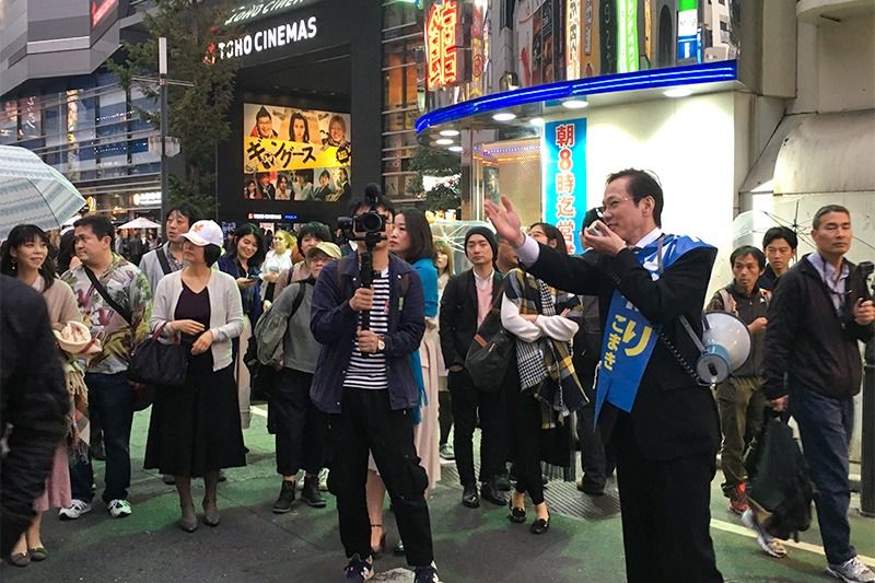 脱口秀结束后，李小牧走上街头看，向与会者介绍歌舞伎町，2018年11月，东京都新宿区