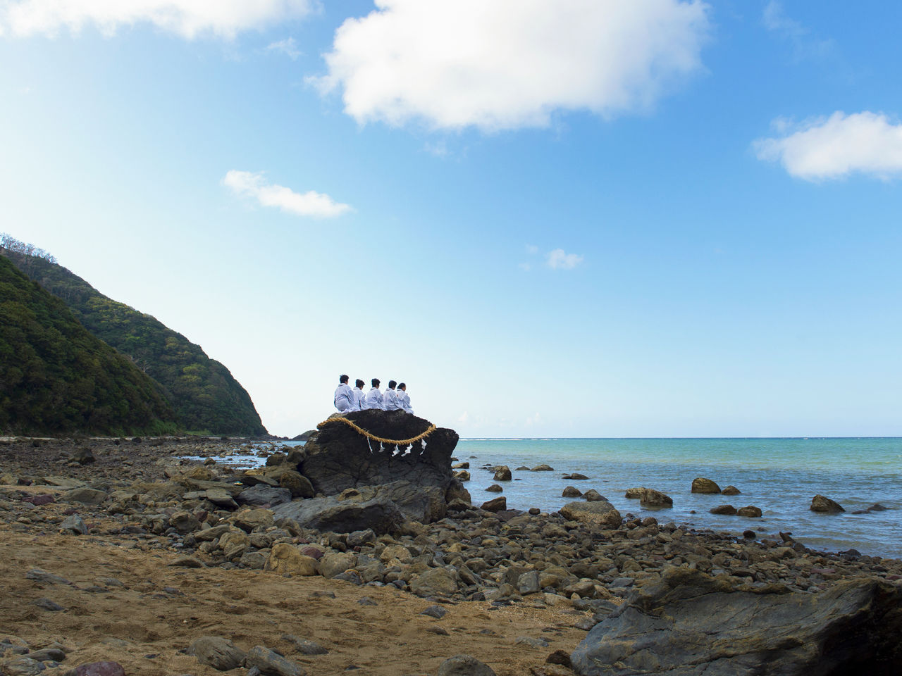 平濑Mankai——在位于秋名湾西岸的分别名为“神平濑”和“女童平濑”的两座岩石上，载歌载舞，祈愿丰收
