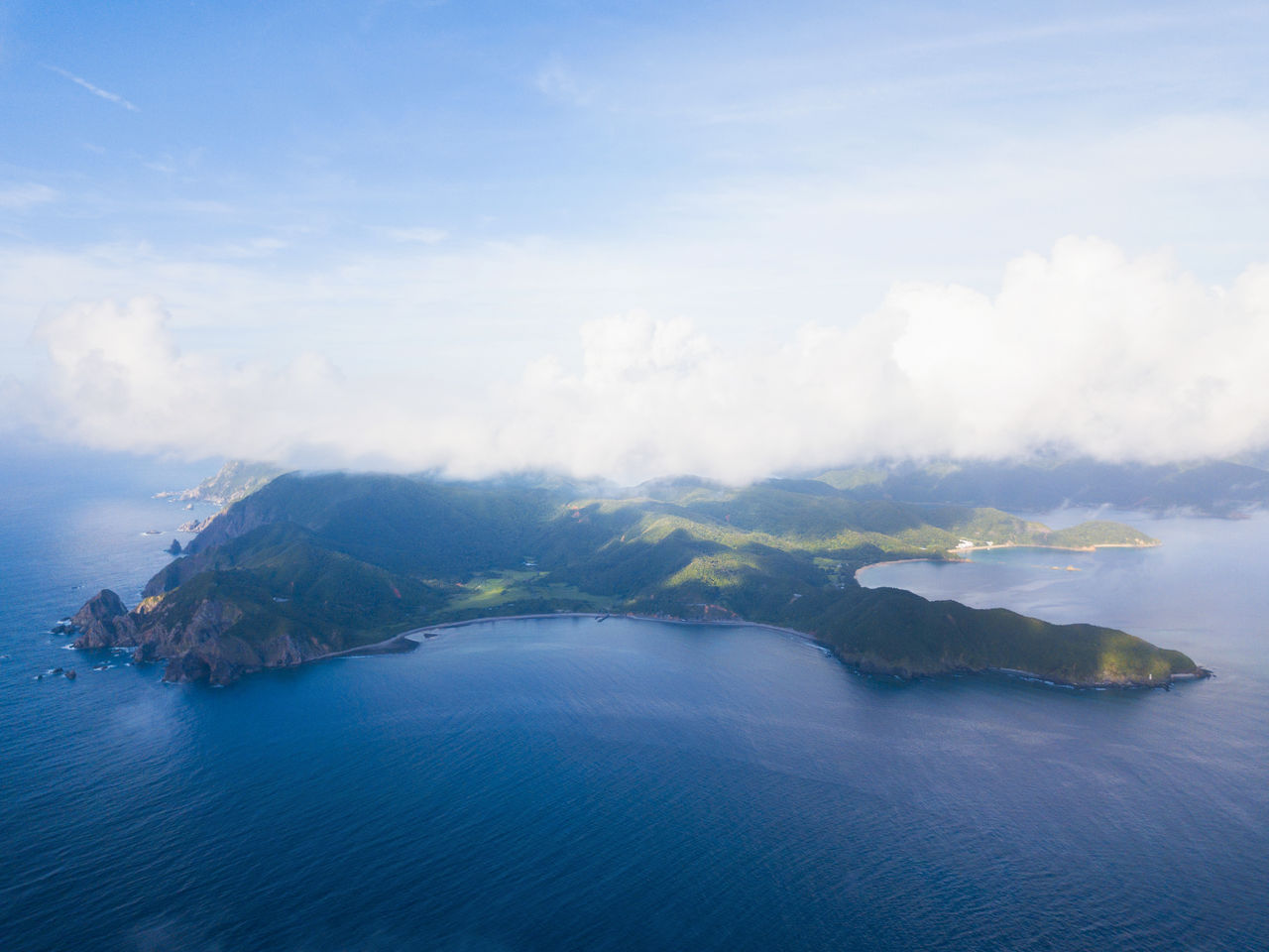 从Yadori滨海水浴场一带上空拍摄的加计吕麻岛